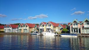 Blick auf die Ferienhaus-Insel im Hafendorf